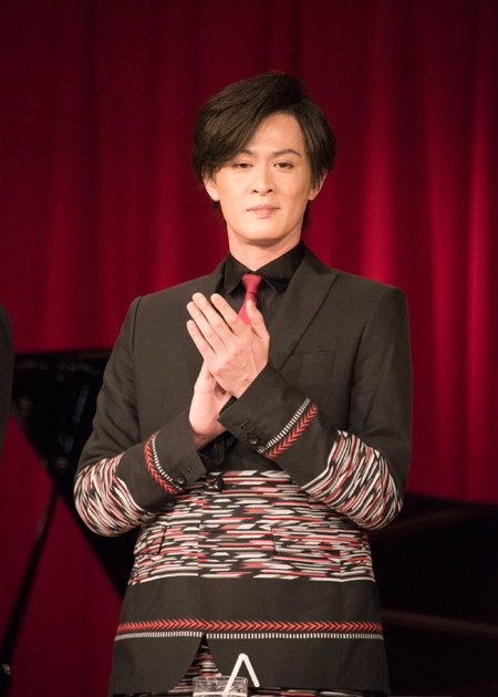 新納慎也 撮影:川野結李歌　
