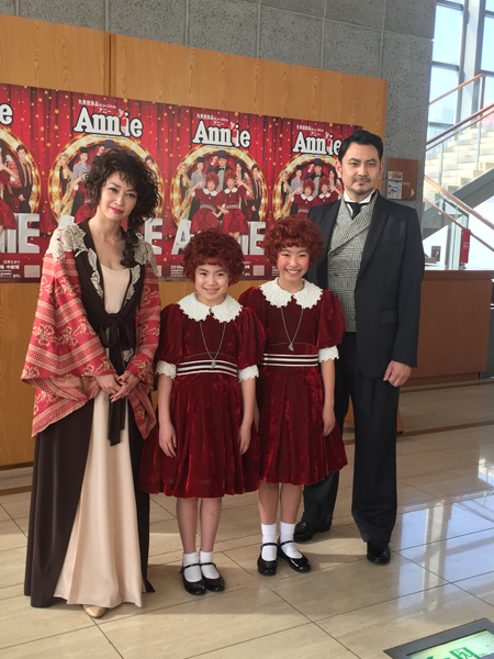 （画像左から）辺見えみり、新井夢乃、宮城弥榮、藤本隆宏