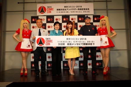 （両端のコンパニオンを除いて左より）胸組実行委員長、山東名誉実行委員長、中川翔子、マイケル・ルーカー