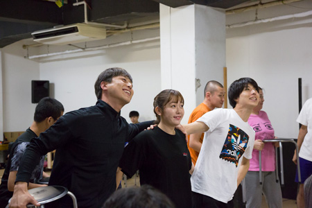 『舞台 増田こうすけ劇場 ギャグマンガ日和 向かい風 100％稽古場より 撮影:イシイノブミ