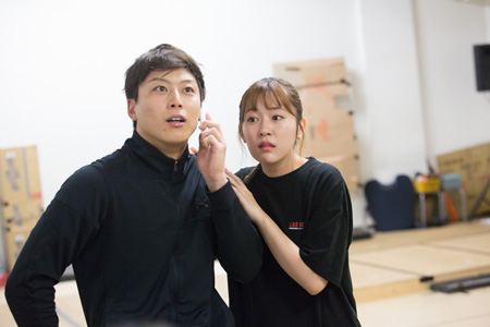 『舞台 増田こうすけ劇場 ギャグマンガ日和 向かい風 100％稽古場より 撮影:イシイノブミ