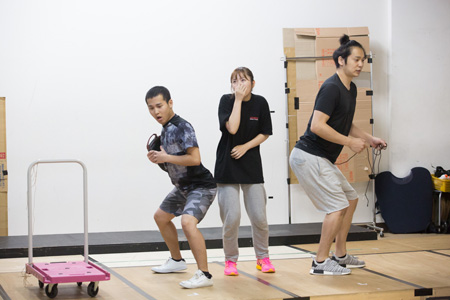 『舞台 増田こうすけ劇場 ギャグマンガ日和 向かい風 100％稽古場より 撮影:イシイノブミ