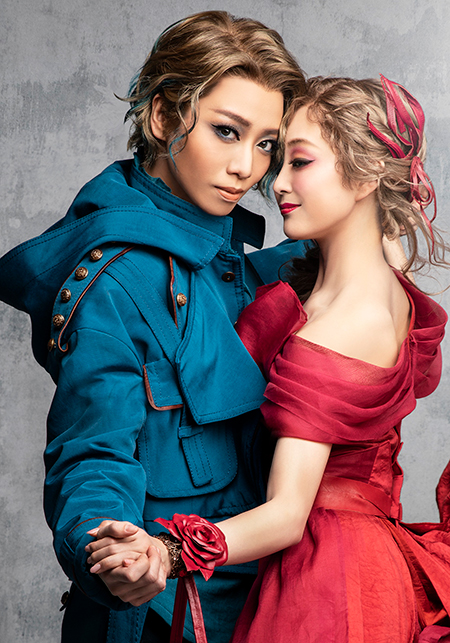礼真琴(左)、舞空瞳　(C)宝塚歌劇団　Photographer/LESLIE KEE（SIGNO）