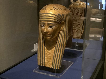 黄金のカルトナージュのミイラマスク　撮影：後藤愛