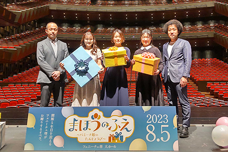 記者会見より。左よりフェニーチェ堺企画制作担当課長:柴坂哲也、パパゲーナ:辻本令菜、パミーナ姫:松原みなみ、夜の女王:谷川あお、指揮:瀬山智博。