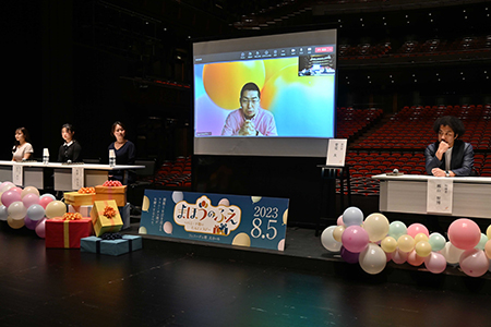 台本・演出・日本語訳詞を手掛ける演出家の菅尾友は、ドイツよりリモートで参加。
