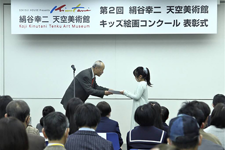 各受賞者へ審査委員長 絹谷幸二氏より表彰状と賞品が授与された　撮影：滝野利喜雄