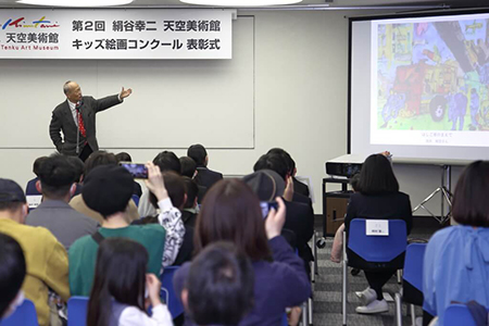 審査委員長の絹谷幸二氏によるグランプリ作品と全体の講評　撮影：滝野利喜雄