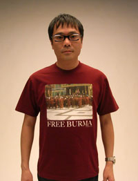 Tシャツを着用するいとうせいこう氏