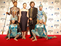 出演者と中谷美紀、作演出を手掛けるフランソワ・ジラール