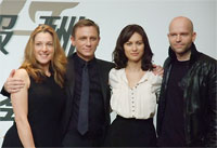 ダニエル・クレイグとオルガ•キュリレンコ直筆サイン入り2Lサイズ写真… ダニエル・クレイグ、『007／慰めの報酬』は脚本なしに撮影を始めた