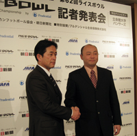 パナソニック電工インパルスの村上博一監督(左)と立命館大学パンサーズの古橋由一郎監督(右)