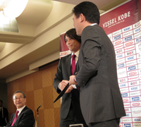 契約書にサインを済ませた宮本と三木谷会長