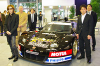 実際にサーキットで戦うレーシング・マシンを披露