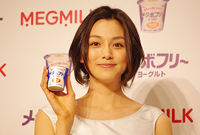 『メタボフリーヨーグルト　ガセリ乳酸菌』をPRする本上まなみ,
