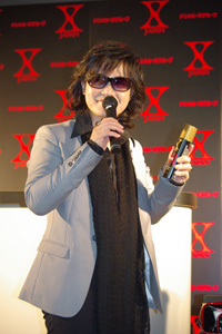 ドン・キホーテで発売されるX JAPANグッズ（ヘア・スプレー）を手にしたＴＯＳＨＩ