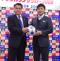 田嶋幸三専務理事(左)、城彰二