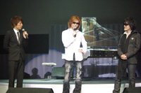 (左から)MCを務めた田村淳、YOSHIKI、TOSHI