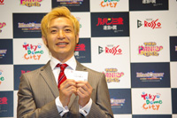 名刺を手にしたつるの剛士市長