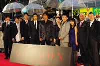 上映前に雨の振る中レッドカーペットに登場した出演者ら