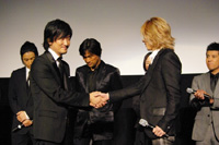 紀里谷和明監督と握手を交わすYOSHIKI