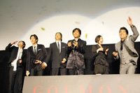 小判の形をしたカードを撒く出演者
