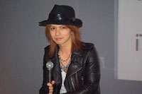 ファンとの距離の近さに「照れますね」と話していたHYDE