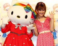 椿姫彩菜とハローキティがミュージカル「ヘアスプレー」を応援