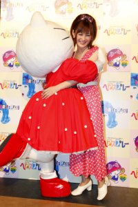 椿姫彩菜とハローキティがミュージカル「ヘアスプレー」を応援