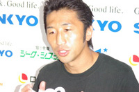 取材に応じる内藤大助