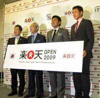 写真左から：大会トーナメントディレクター・川廷氏、日本テニス協会会長・盛田氏、楽天株式会社社長・三木谷氏、大会トーナメントアドバイザー・松岡修造氏