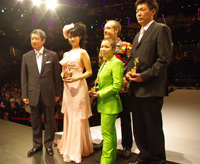 左から、トニータナカ、深田恭子、ロブ・バーマン、半田まゆみ、和田化粧