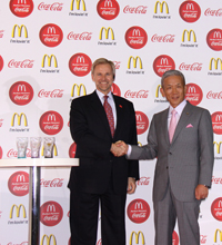 写真左から：日本コカ・コーラのダニエル・H・セイヤー社長、日本マクドナルドの原田泳幸社長