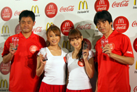 Coke glassを手に笑顔を見せる小倉隆史、里田まい、藤本美貴、名波浩