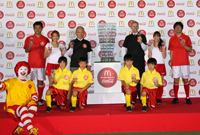 表彰式では全員で写真撮影