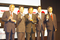 東芝製携帯電話「T-01A」商品説明会