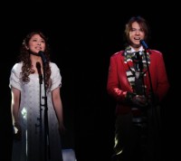 劇中歌「初めてだから」を披露する大塚ちひろ、浦井健治