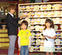 子供の絵馬をかける杉浦太陽