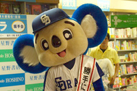 書店で握手会を行ったドアラ