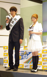 賀集利樹（左）、矢口真里（右）