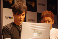 ゲームに熱中する次長課長の井上聡とネゴシックス