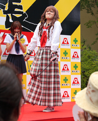 鉄筋曲げに挑戦する桜塚やっくん