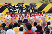 桜塚やっくんとアキパラ嬢6人