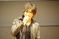 笑顔で質問に答えるGACKT
