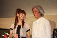 飯守泰次郎（左）と椿姫彩菜（右）