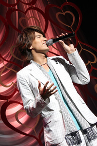 熱唱するジェリー・イェン