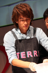 太巻き寿司に挑戦するジェリー・イェン　