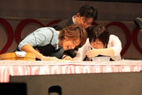 太巻き寿司に挑戦するジェリー・イェン　