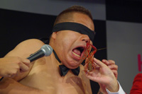 ザリガニにはさまれる出川哲朗