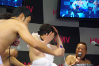 熱々おでんのつゆをかけられる上島竜兵